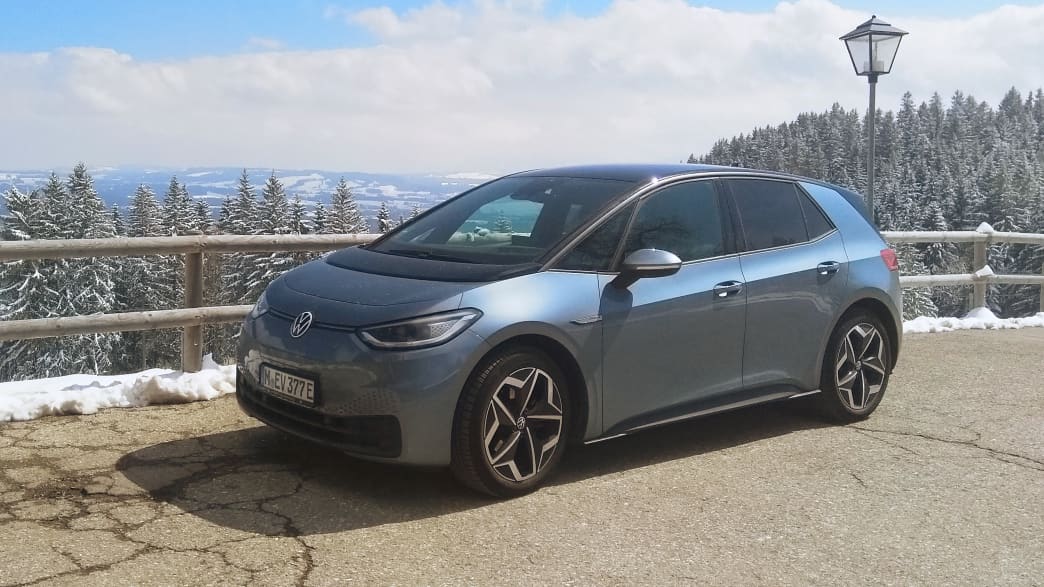 Der VW ID 3 stehen seitlich zu sehen