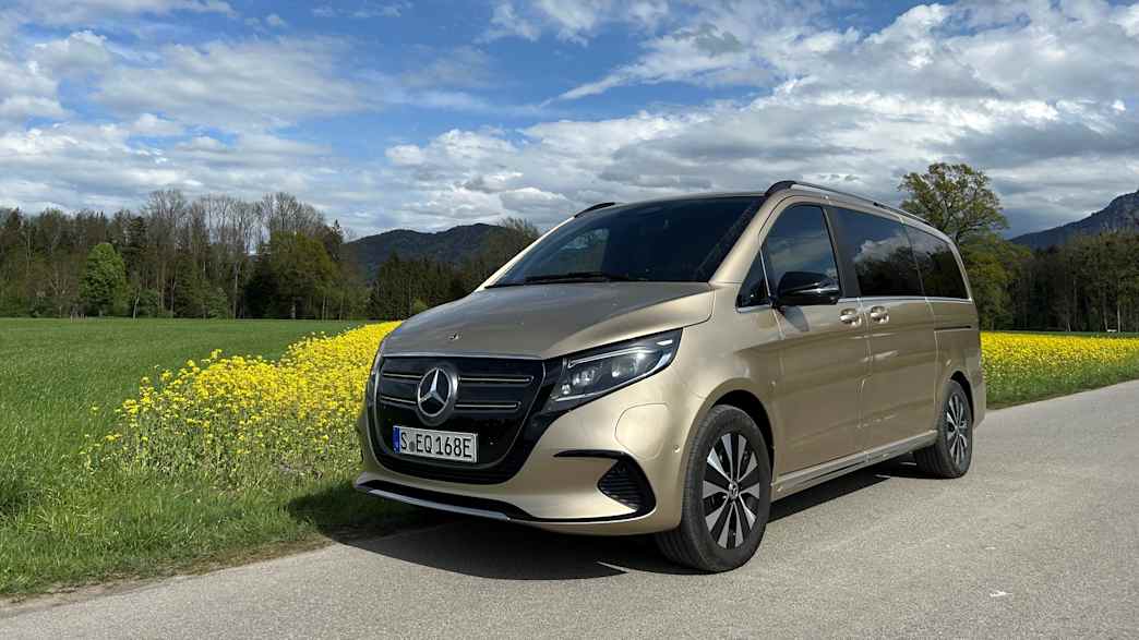 Der Mercedes EQV steht an der Strasse