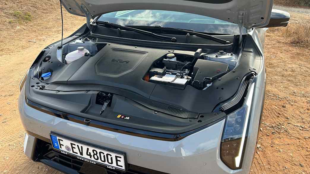 Die offene Motorhaube des Kia EV4