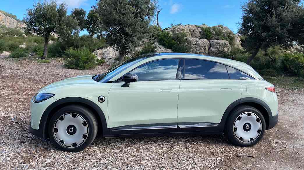 Aufnahme von der Seite des grünen Smart #3 auf Mallorca