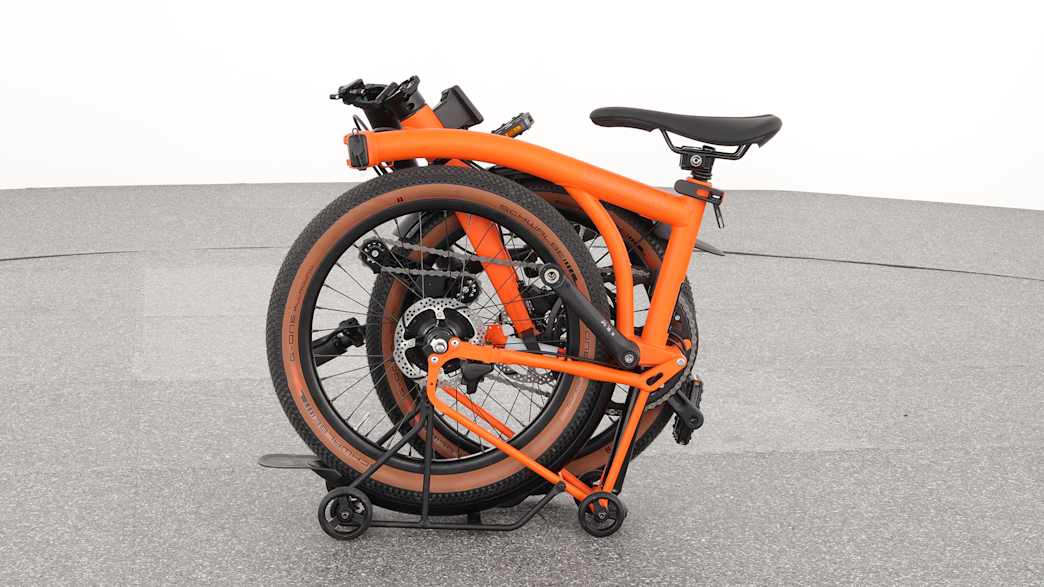 Das Klapprad von Brompton eingeklappt fotografiert