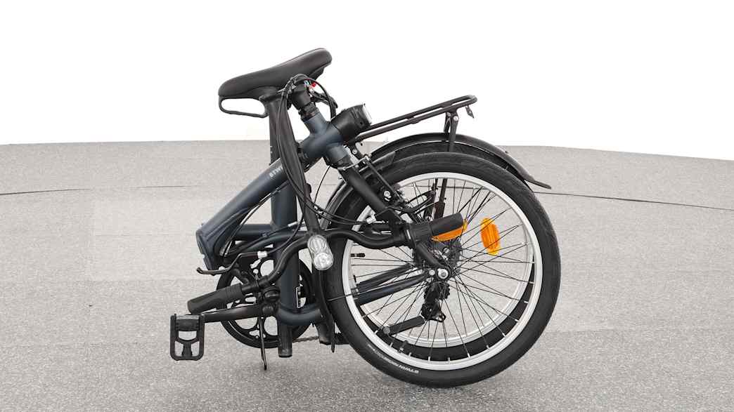 Das Klapprad von Btwin eingeklappt fotografiert