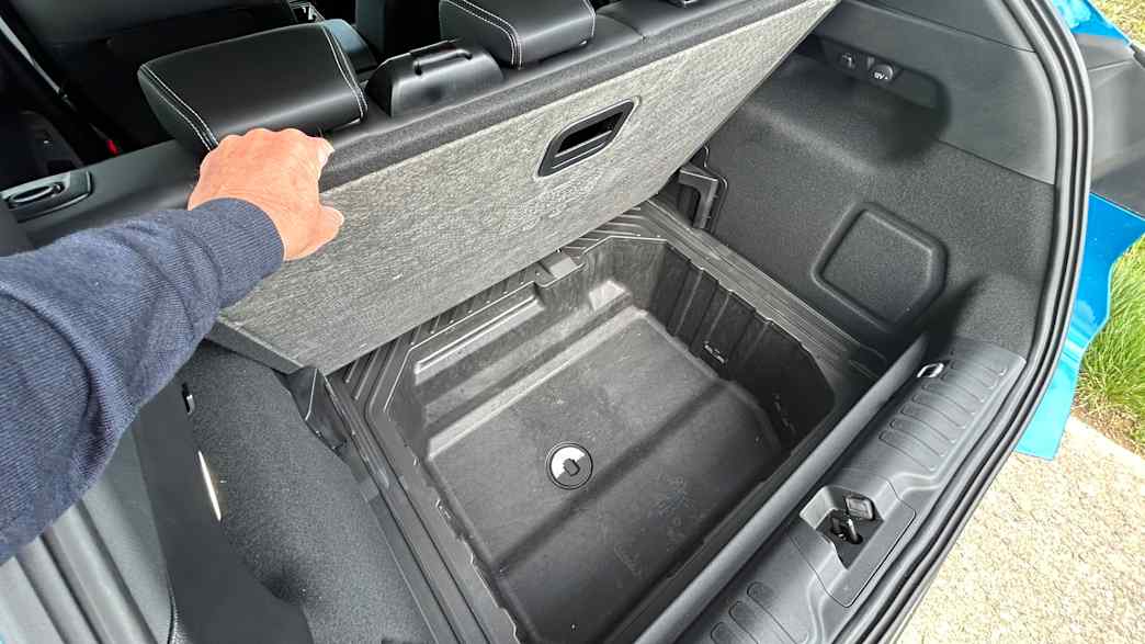 Geöffneter Kofferraum des Ford Puma Gen-E mit sichtbarem Stauraum.