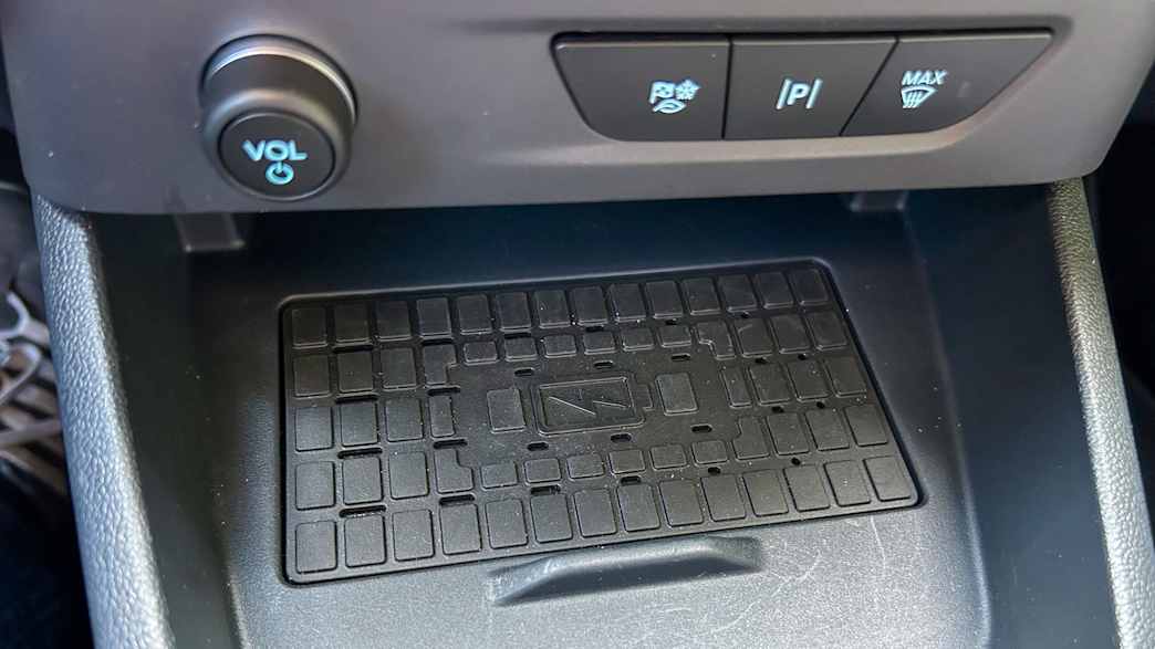 Ladefläche für Handys im Innenbereich, Ford Tourneo E-Courier.