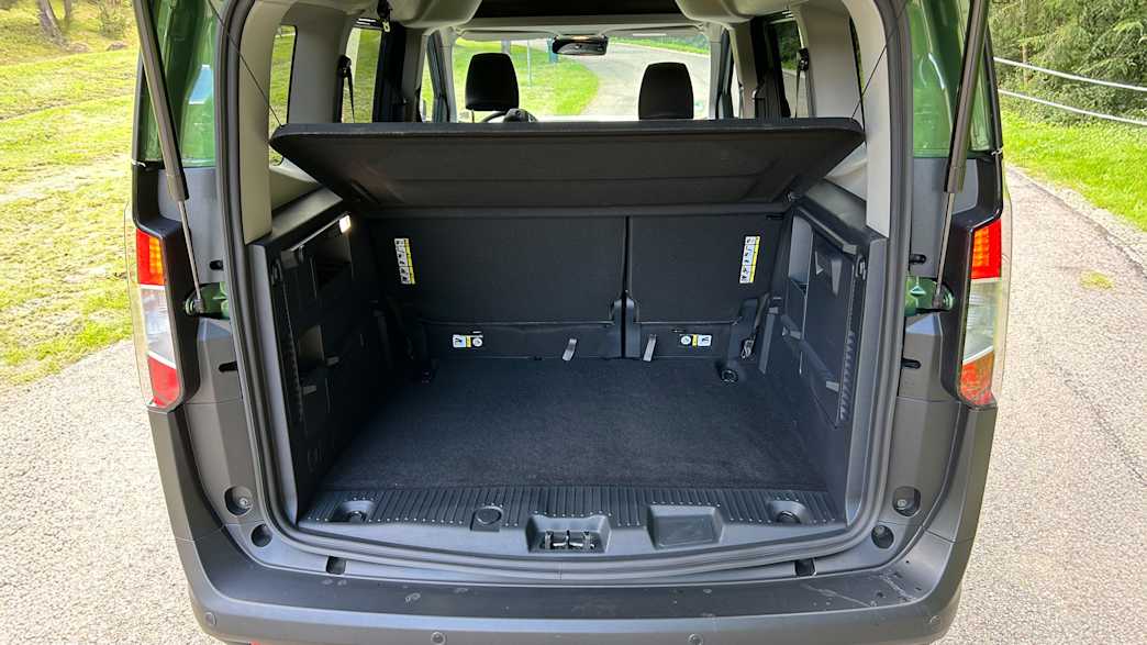 Kofferraum des Ford Tourneo E-Courier mit geschlossener Rückbank.