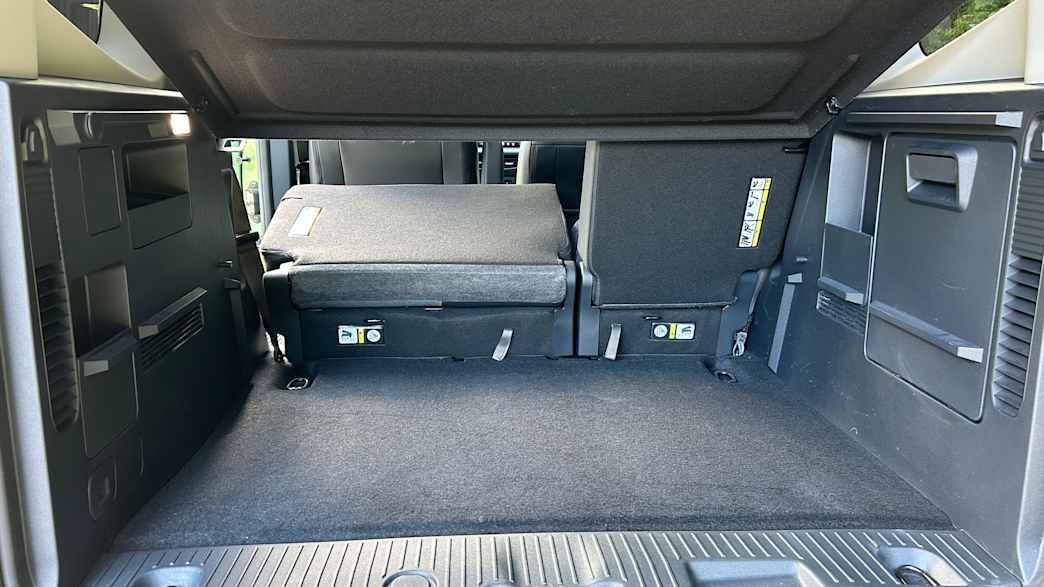 Kofferraum des Ford Tourneo E-Courier mit umgeklappter Rückbank für mehr Stauraum.