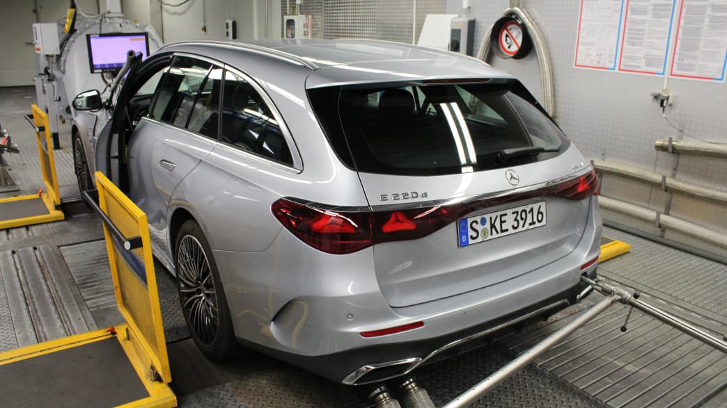Eine Mercedes E-Klasse 220d auf dem ADAC Prüfstand