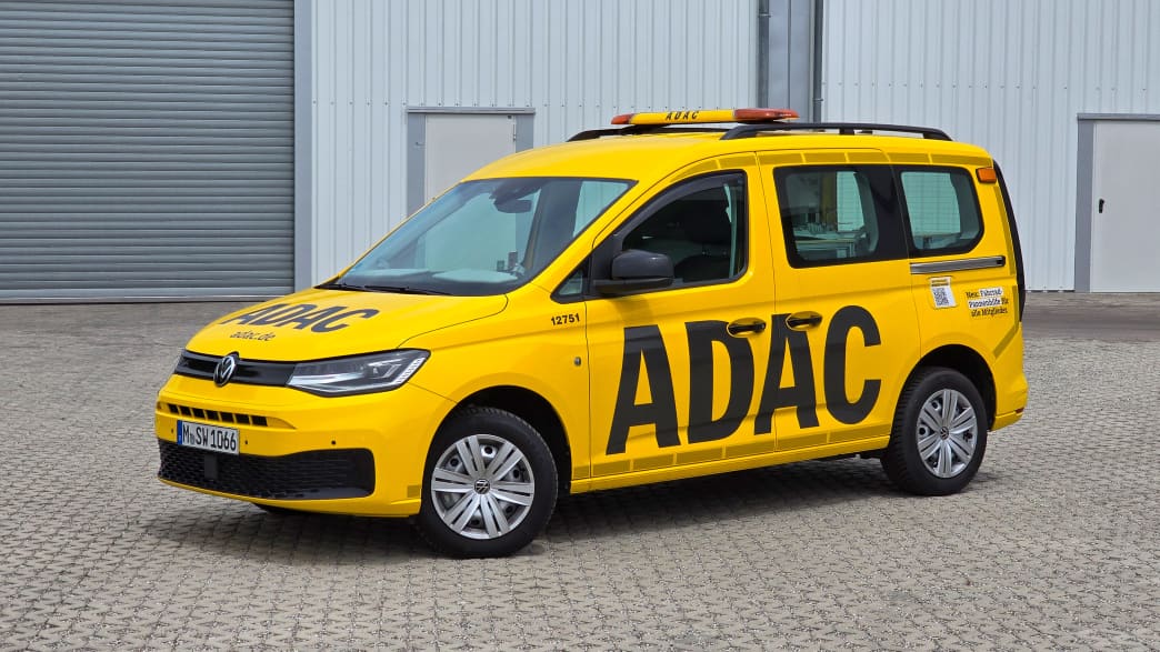 Seitenansicht eines stehenden VW Caddy der Straßenwacht