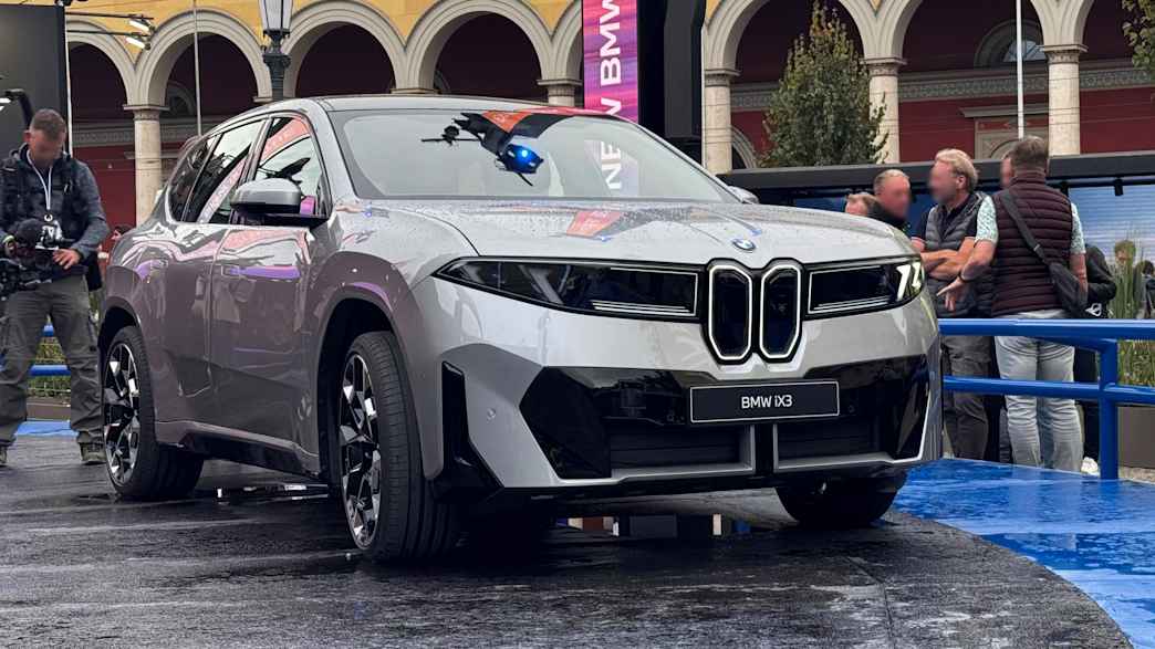 Frontansicht eines stehenden BMW iX3 auf der IAA 2025 in München