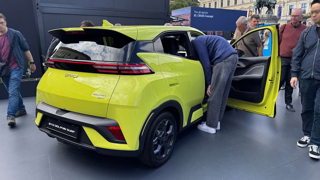 Ein BYD Dolphin Surf wird auf der IAA 2025 in München von hinten gezeigt.