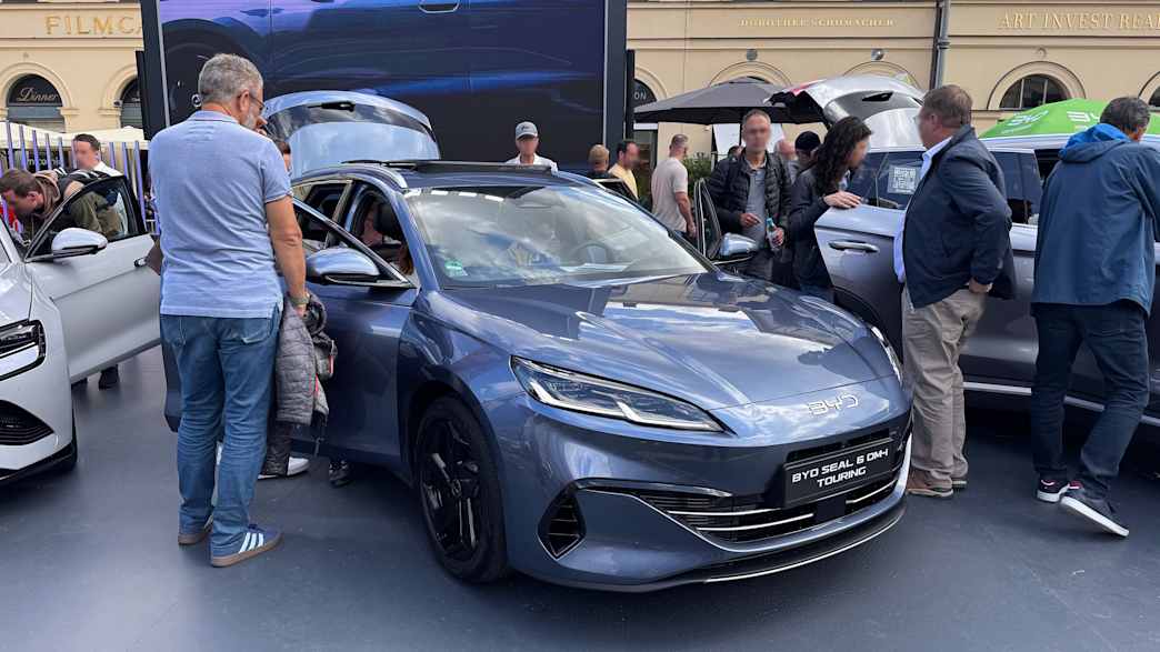 Ein BYD Seal 06 DM-i Touring wird auf der IAA 2025 in München von vorne gezeigt.