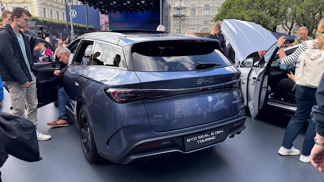 Ein BYD Seal 06 DM-i Touring ist auf der IAA 2025 in München von hinten zu sehen.