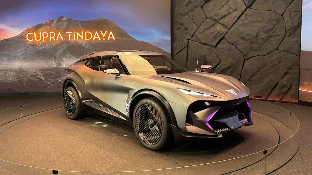 Ein Cupra Tindaya ist auf der IAA 2025 in München von vorne zu sehen.