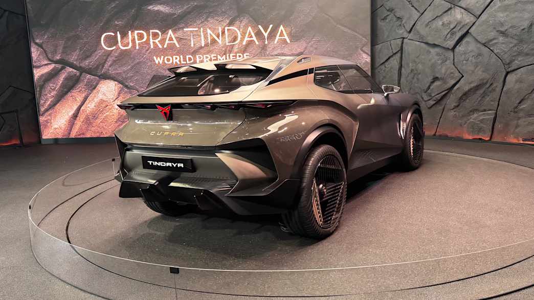 Ein Cupra Tindaya wird auf der IAA 2025 in München präsentiert. Das Fahrzeug ist von hinten zu sehen, mit markanten Rückleuchten und einem sportlichen Heckdesign.
