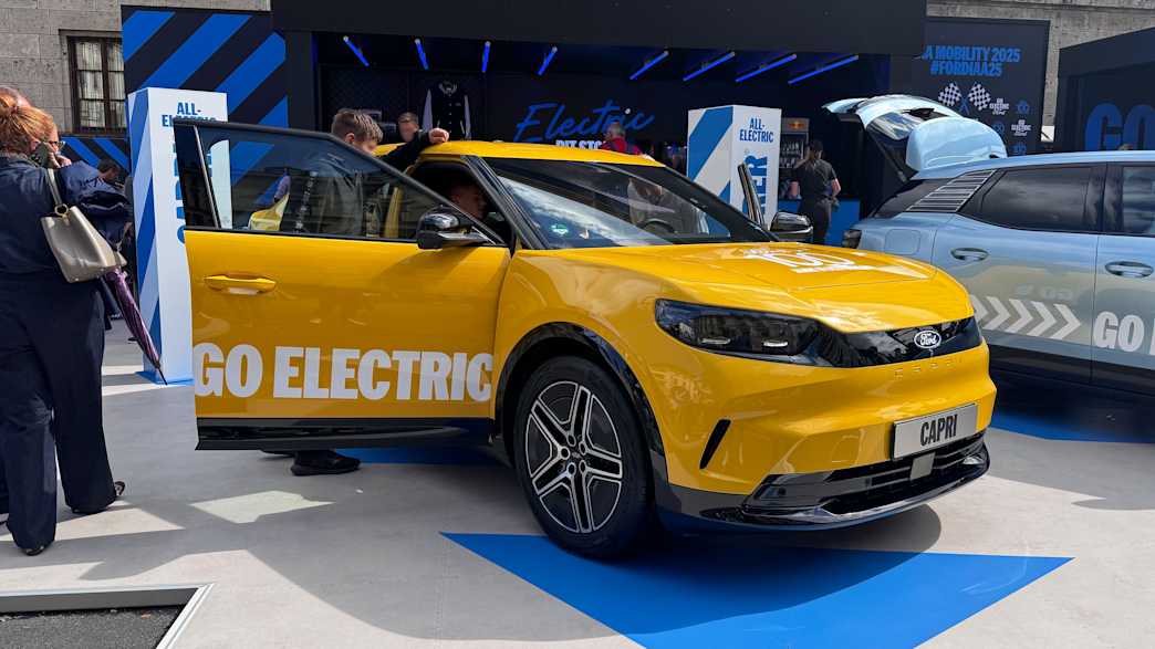 Ein Ford Capri wird auf der IAA 2025 in München von vorne präsentiert.