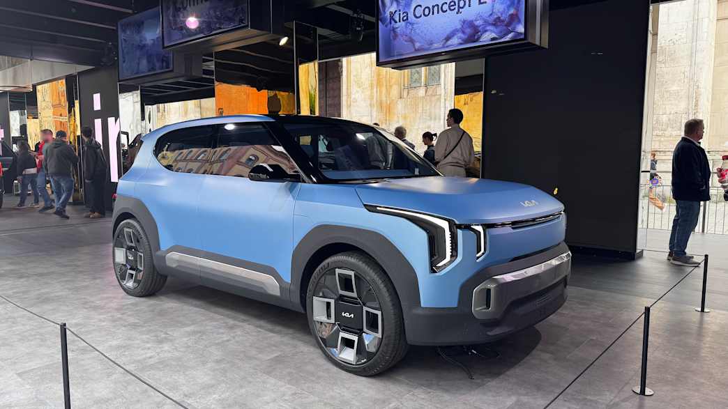 Ein Kia EV2 Concept wird auf der IAA 2025 in München präsentiert. Das Fahrzeug ist von vorne zu sehen, mit futuristischem Design, geschlossener Frontpartie und schmalen LED-Scheinwerfern.