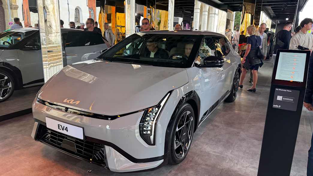 Frontansicht eines Kia EV4 auf der IAA 2025 in München