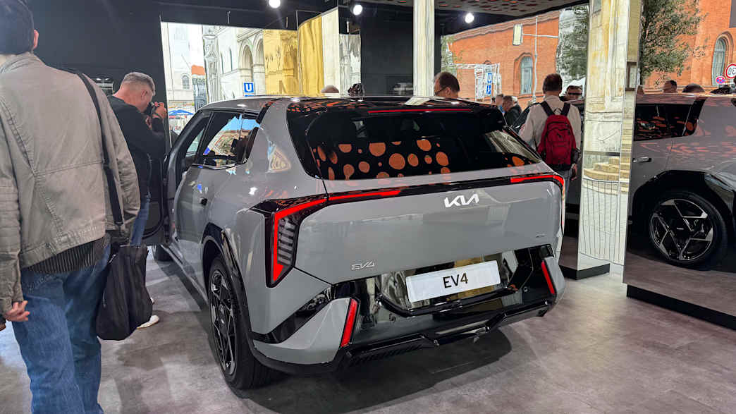 Ein Kia EV4 wird auf der IAA 2025 in München von hinten präsentiert.
