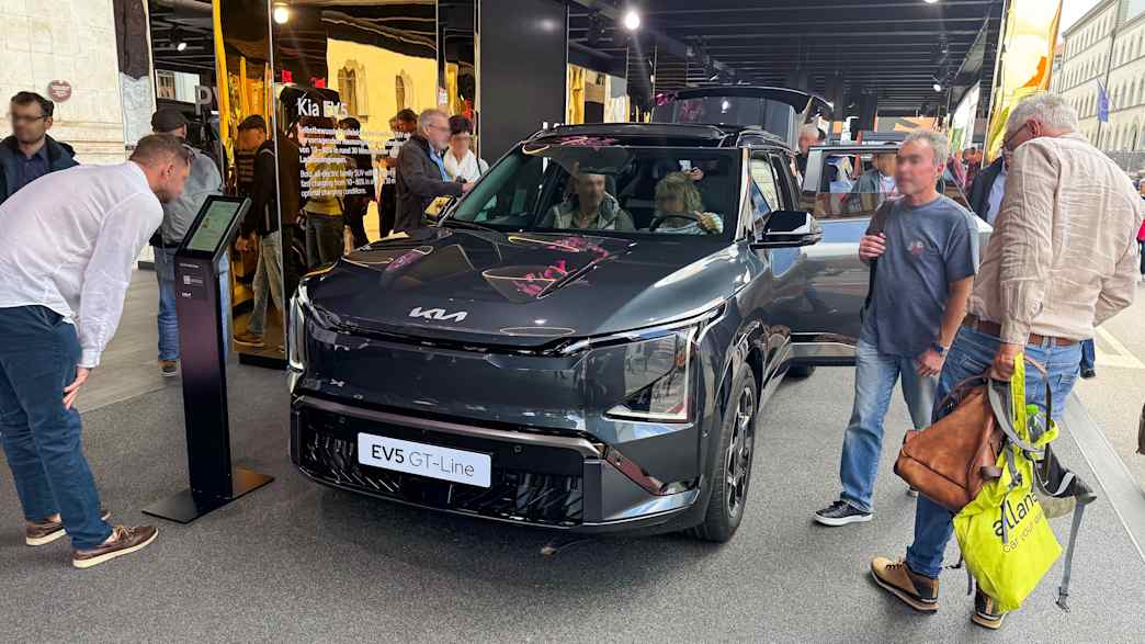 Ein schwarzer Kia EV5 steht auf der IAA 2025 in München. Das Auto ist von vorne zu sehen, mit einem modernen und kantigen Design. Der Kühlergrill ist geschlossen und die Scheinwerfer sind schmal und futuristisch.