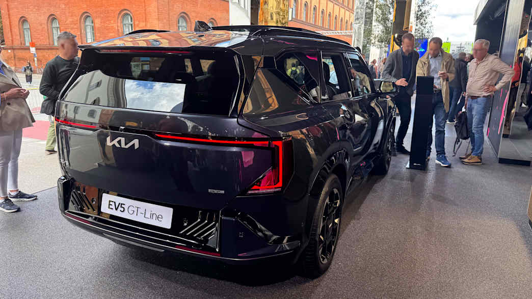 Ein Kia EV5 wird auf der IAA 2025 in München gezeigt. Das Fahrzeug ist von hinten zu sehen, mit modernen Rückleuchten und einem klaren Heckdesign.