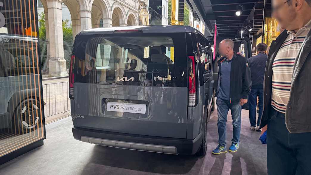 Ein Kia PV5 wird auf der IAA 2025 in München von hinten gezeigt, mit modernen Rückleuchten und einem klaren Heckdesign.