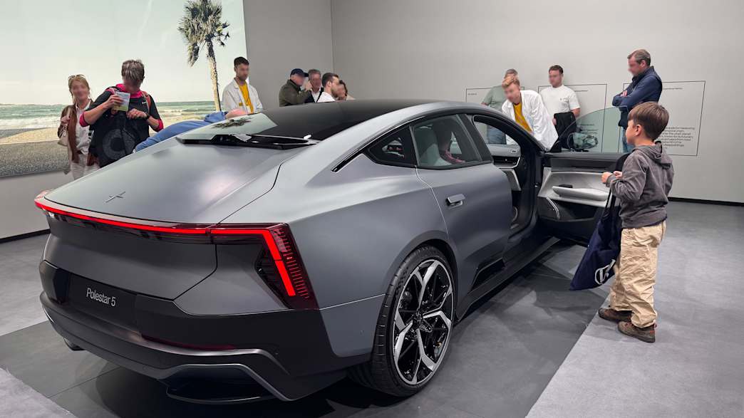 Ein Polestar 5 wird auf der IAA 2025 in München von hinten gezeigt.