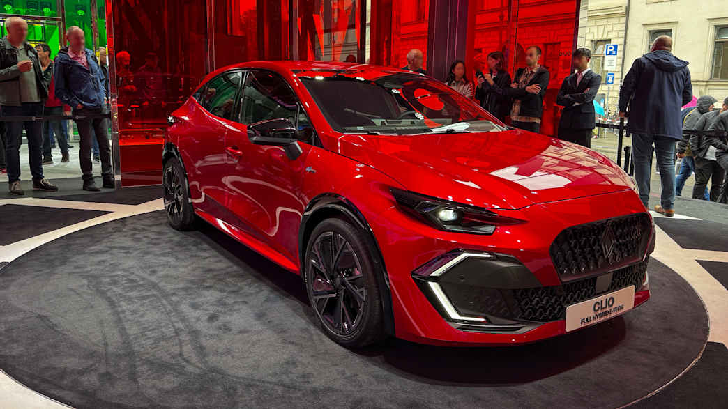 Front und Seitenansicht eines stehenden Renault clio