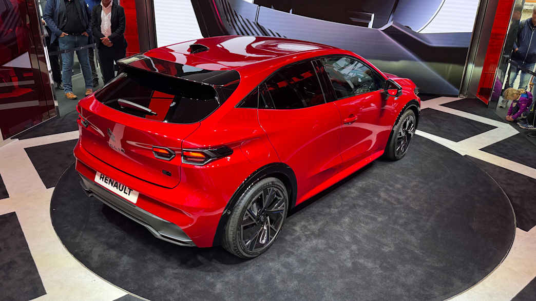 Heck und Seitenansicht eines stehenden Renault Clios