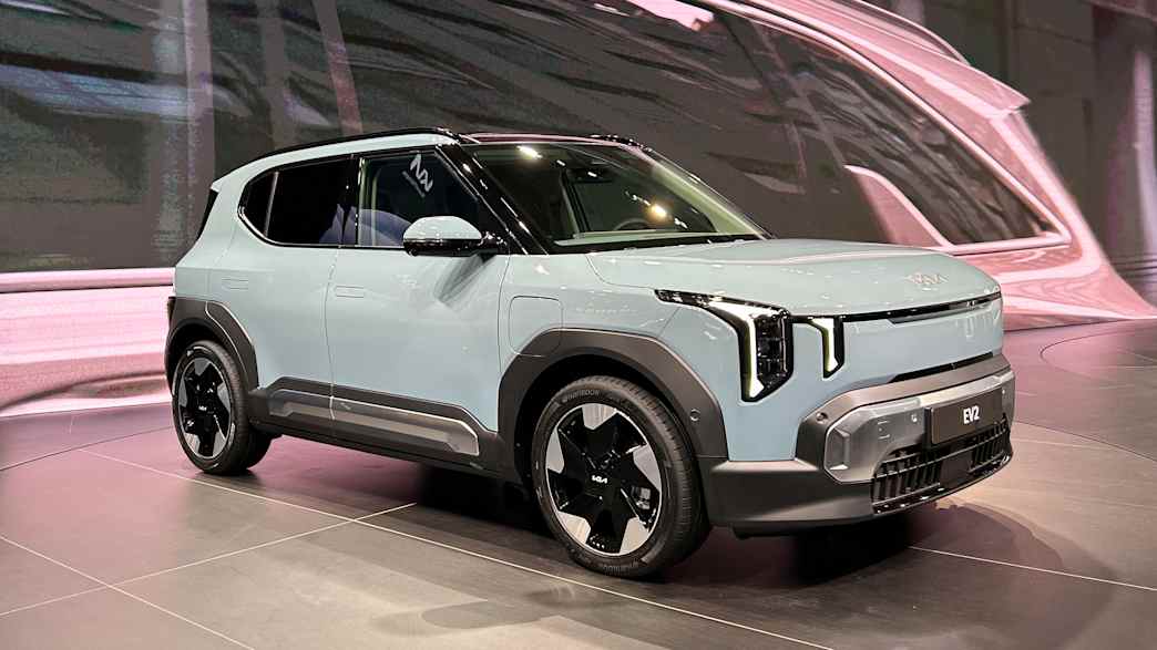 Front und Seitenansicht eines stehenden Kia EV2