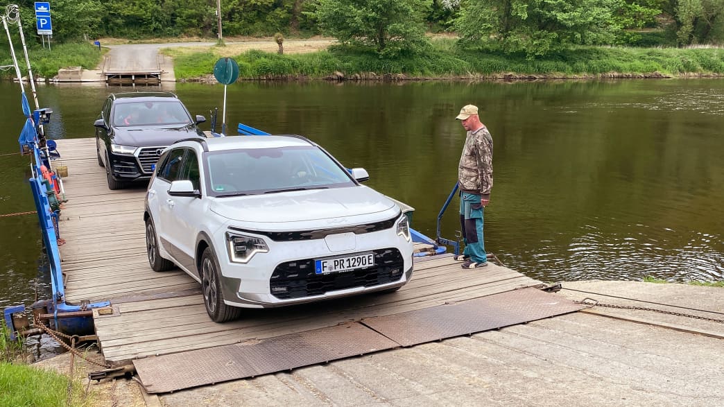 Der Kia Niro EV überquert auf einer Fähre das Wasser