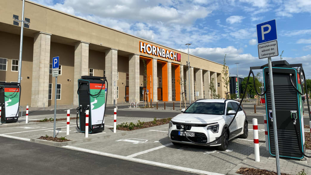 Der Kia Niro EV beim Laden auf einem öffentlichen Parkplatz