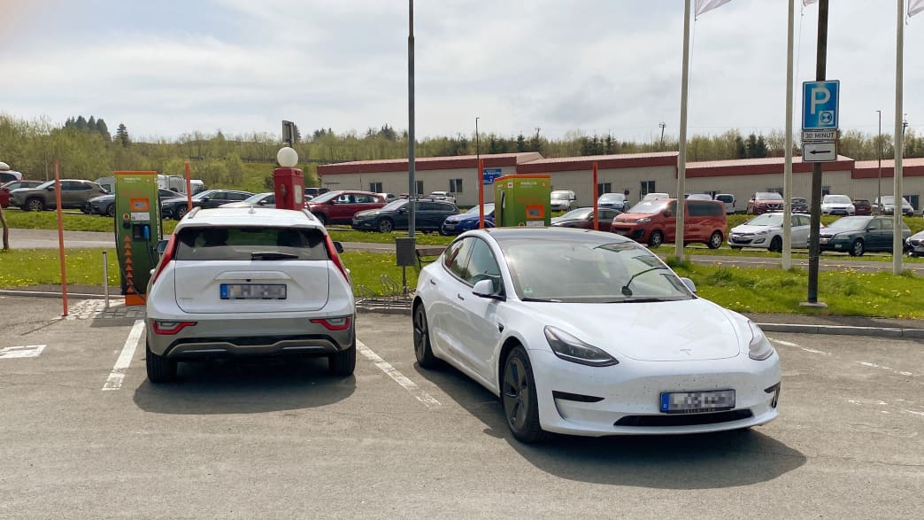 Der Kia Niro EV beim Laden auf einem öffentlichen Parkplatz