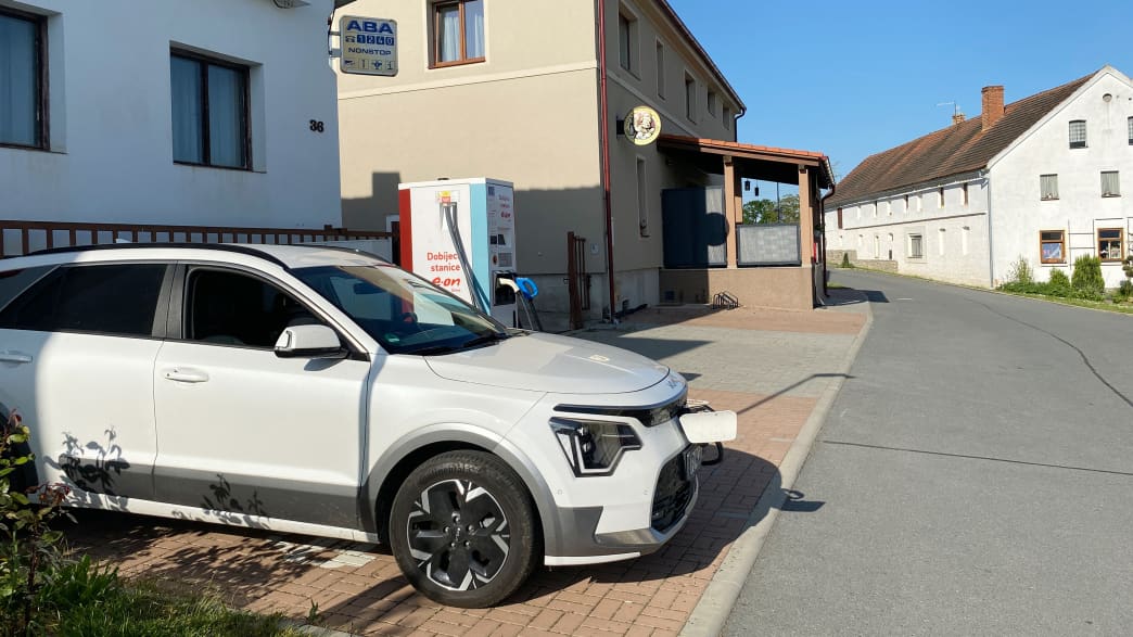 Der Kia Niro EV beim Laden vor einem Haus