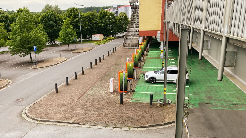 Der Kia Niro EV beim Laden auf einem öffentlichen Parkplatz