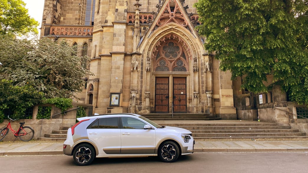 Der Kia Niro EV stehend vor einer Kirche