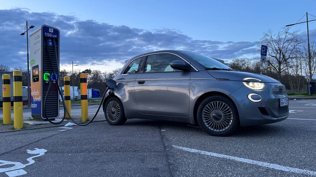 Der Fiat 500e an einer Ladesäule