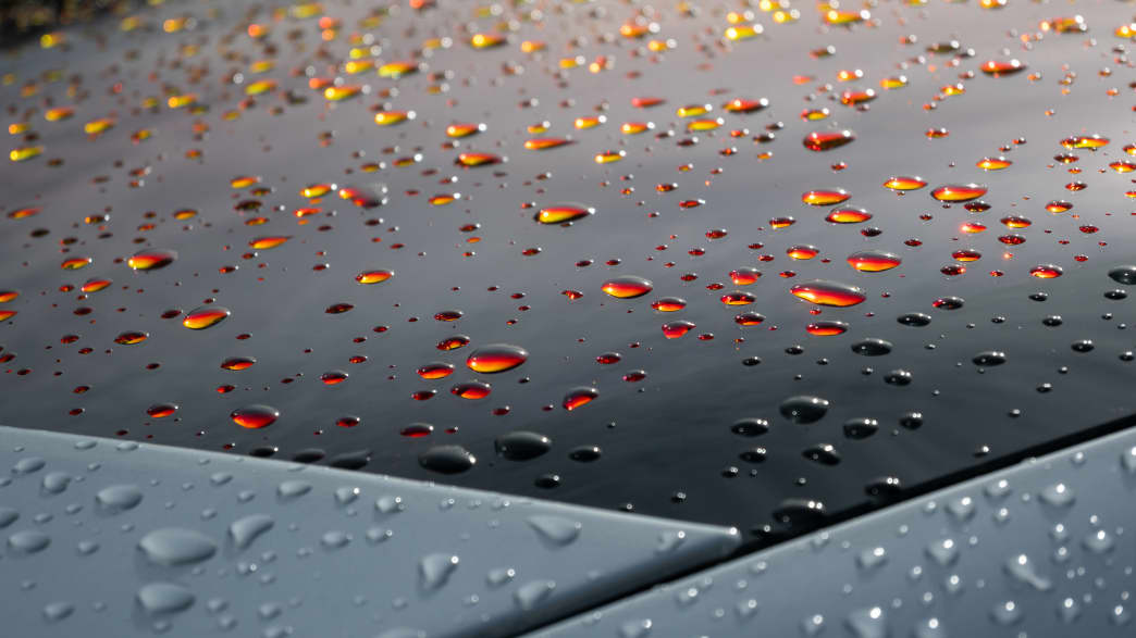 Regen auf dem Dach eines Lucid Air