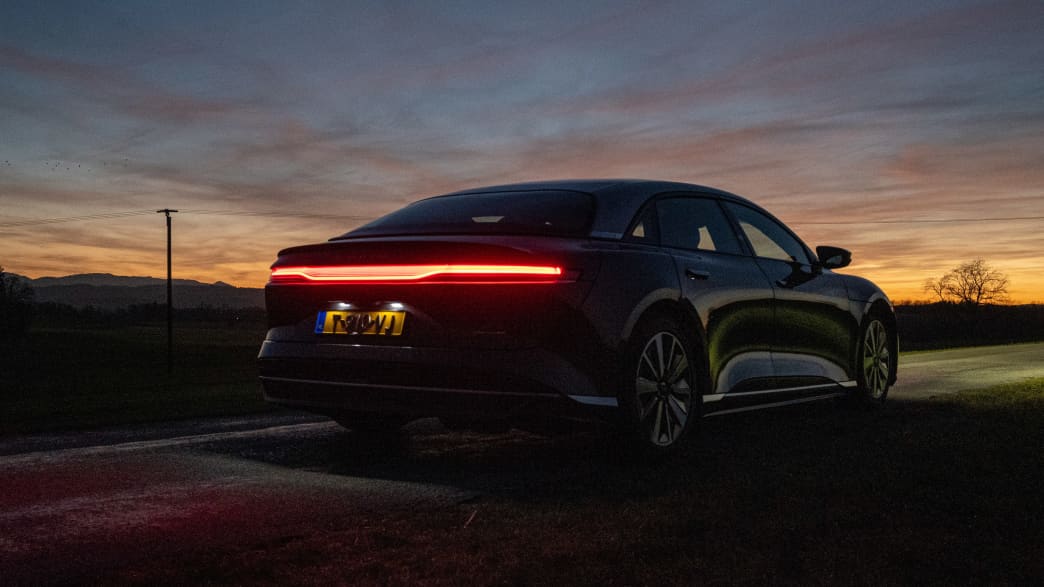 Rücklichter des Lucid Air Sonnenuntergang