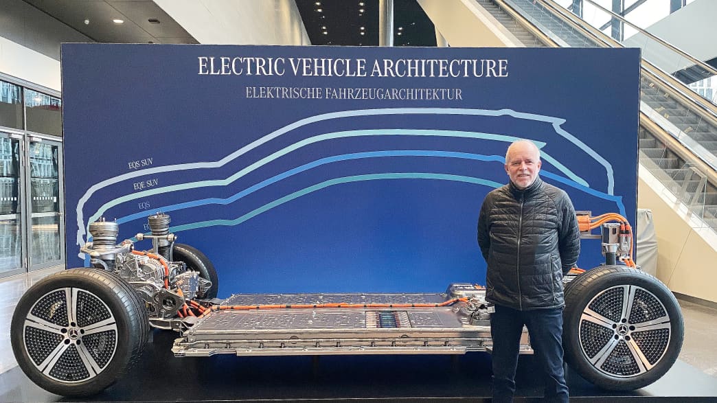Der ADAC Redakteur Wolfgang Rudschies vor dem neuen Mercedes EQS SUV Modell