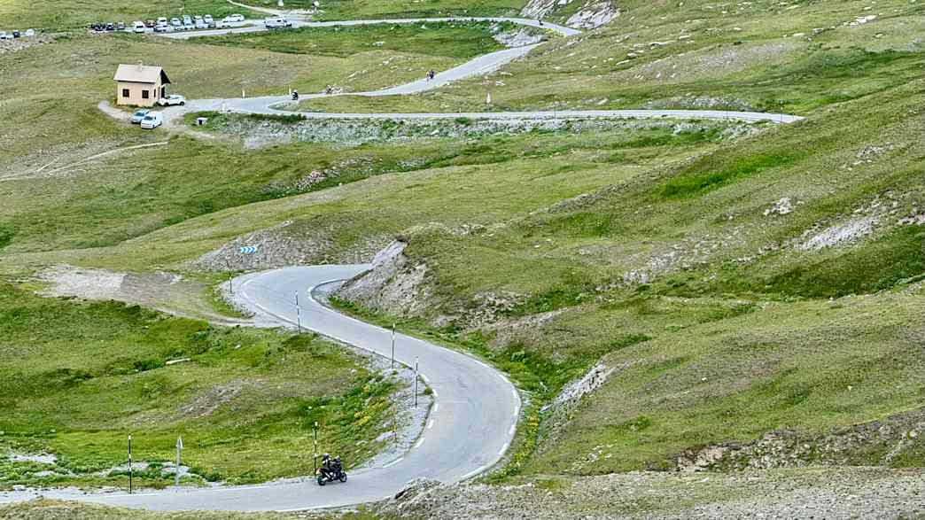 Kurvige Passstraße am Col Agnel, beliebte Route für Motorradtouren