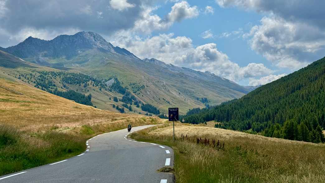 Nordrampe des Col Agnel mit Blick ins Tal, Motorradstrecke durch die Hochalpen