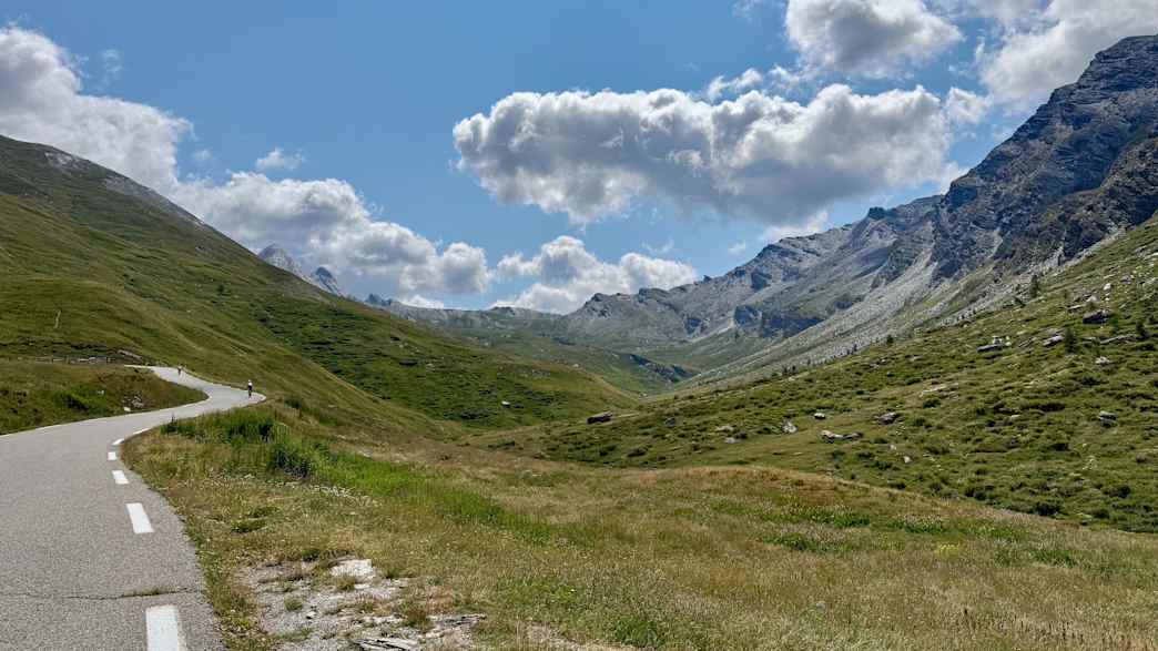 Nordseite des Col Agnel, beliebte Motorradtour mit Alpenpanorama