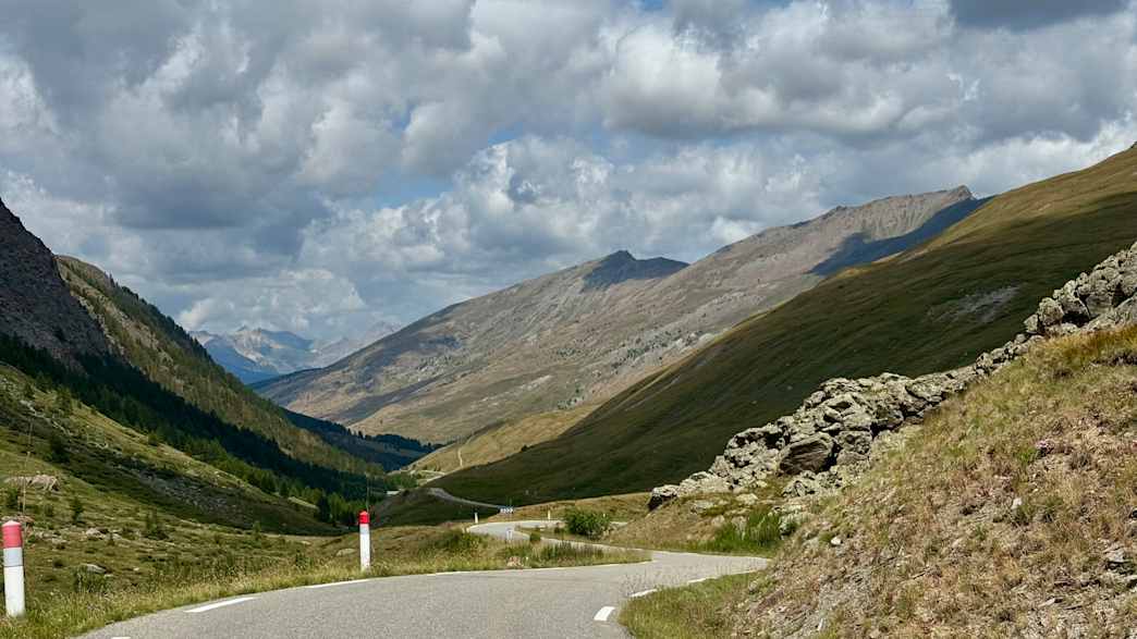 Passhöhe des Col Agnel auf über 2700 Metern, Panorama für Motorradreisende