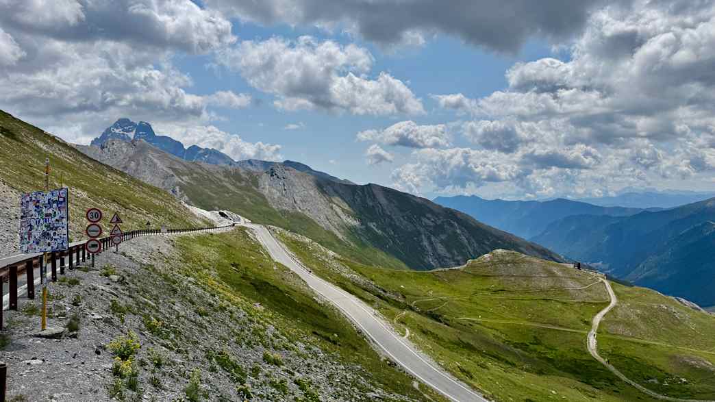 Blick vom Col Agnel auf die italienische Seite, hochalpiner Pass für Motorradtouren