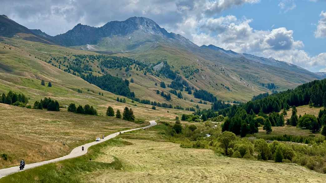 Col Agnel, hochalpiner Gebirgspass zwischen Frankreich und Italien, ideal für Motorradtouren