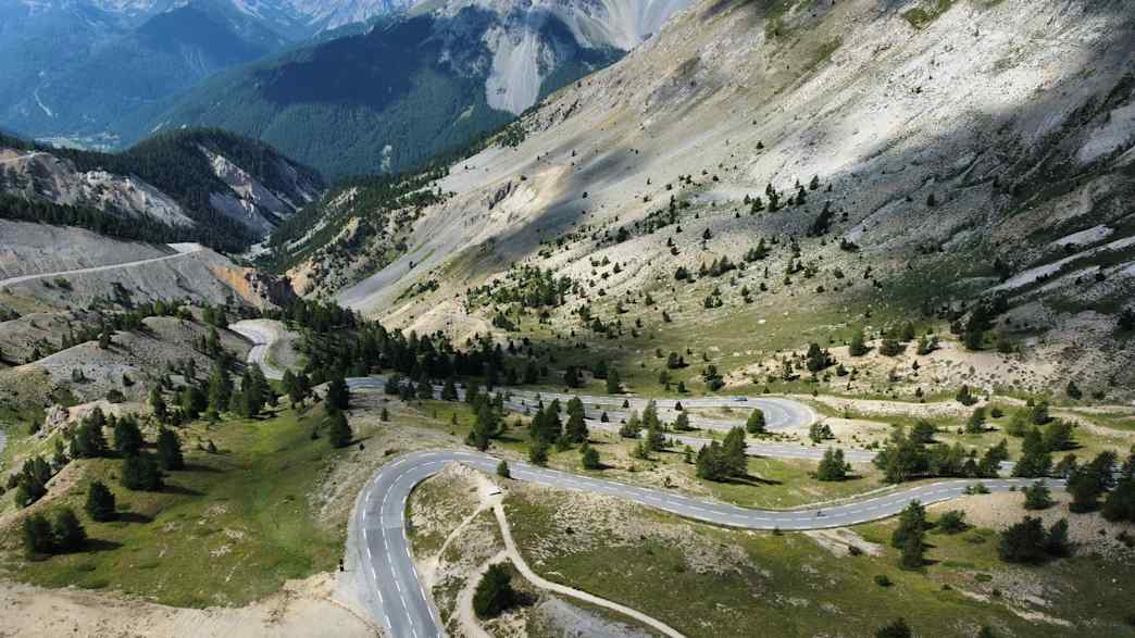 Luftaufnahme vom Col d’Izoard in den französischen Alpen, Motorradstrecke mit Serpentinen