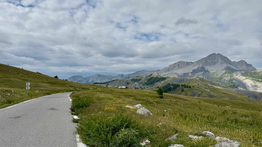 Straße am Col de Champs, idyllische Motorradroute durch die Alpen