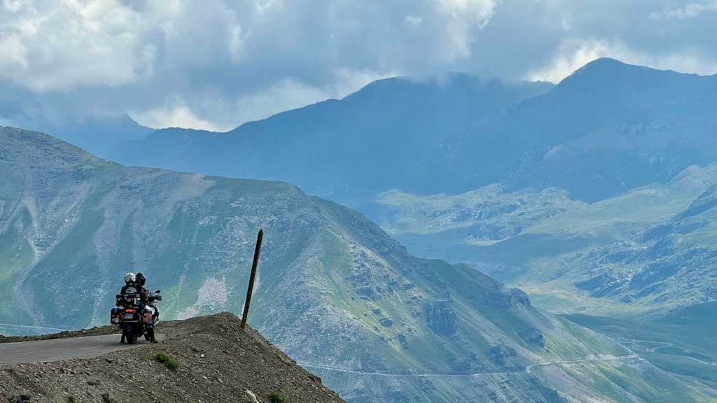 Motorradfahrer genießen die Aussicht am Col de la Bonette