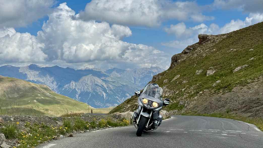Motorradfahrer auf einer Straße am Col de la Bonette
