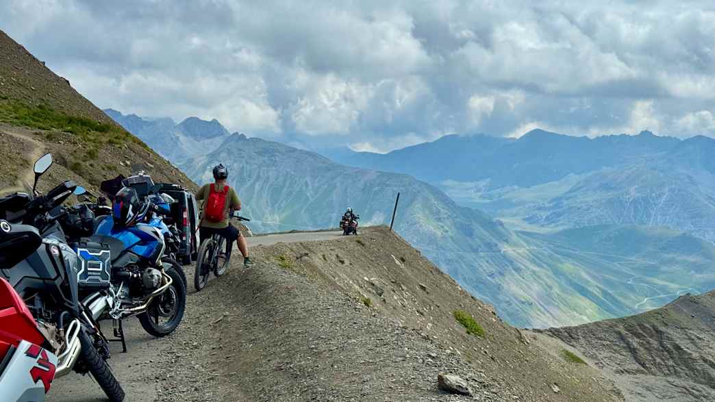 Motorräder auf dem Parkplatz am Col de la Bonette